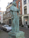 907412 Afbeelding van het bronzen standbeeld van paus Adrianus VI op de Pausdam te Utrecht.N.B. Het bronzen beeld is ...